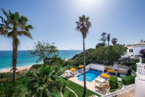 an aerial view of a resort with a swimming pool and the beach at Forte São João Villas da Praia in Albufeira