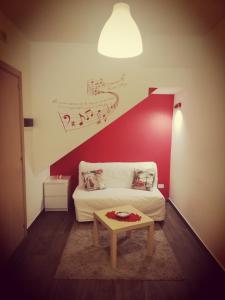 Kleines Zimmer mit einem Bett und einem Tisch in der Unterkunft Appartamento PANTA REI 1 in Mola di Bari