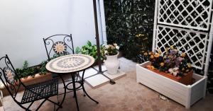 A garden outside L'Opera dei Pupi B&b