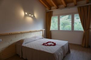 A bed or beds in a room at Agriturismo Fattoria Monte Baldo