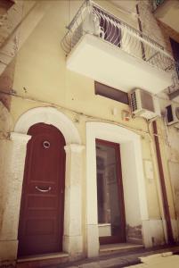 ein Gebäude mit einer braunen Tür und einem Fenster in der Unterkunft Appartamento PANTA REI 1 in Mola di Bari