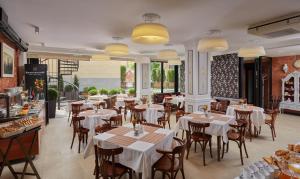 a restaurant with tables and chairs in a room at Hotel Grafskiy in Moscow