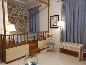 A seating area at Arginonta Beach Apartments
