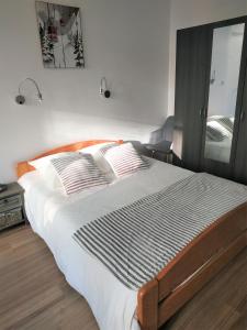 Кровать или кровати в номере Joli studio calme parking proche thermes et centre