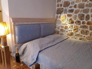 A bed or beds in a room at Arginonta Beach Apartments