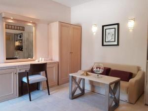A seating area at Arginonta Beach Apartments