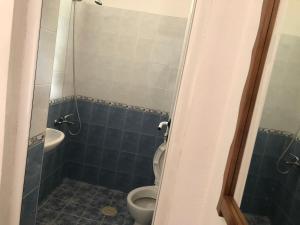 ソゾポルにあるGuest House Liliyaのバスルーム(トイレ、洗面台付)