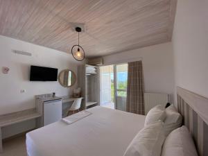 Postel nebo postele na pokoji v ubytování Leonidas Resort