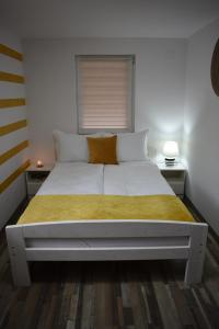 ein großes Bett in einem Zimmer mit Fenster in der Unterkunft Casa DODÓ Vendégház in Praid