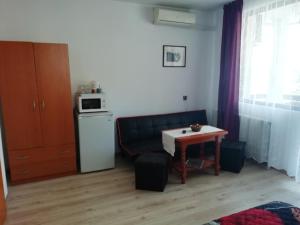 ein Wohnzimmer mit einem Sofa und einem Tisch in der Unterkunft Guest House Liliya in Sozopol