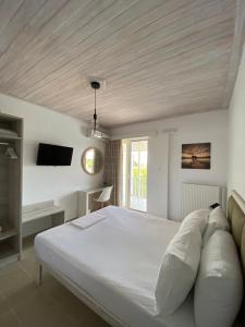 Postel nebo postele na pokoji v ubytování Leonidas Resort