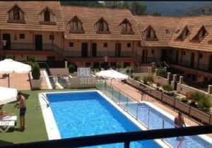 - Vistas a un hotel con piscina en Ariosa, en Arroyo Frío