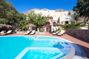 una villa con piscina e resort di TheArtemis Perissa a Perissa