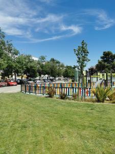 un parque con una valla colorida y césped en Apartamento Luxury Home Huelva Zona centro, en Huelva