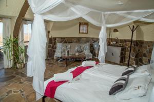 ein Schlafzimmer mit einem großen Bett mit Baldachin in der Unterkunft Rostock Ritz Desert Lodge in Cha-re