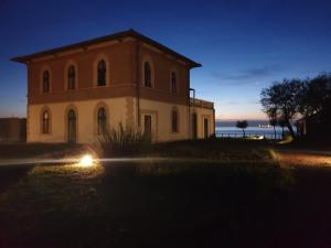 リヴォルノにあるCala Dei Moriの明かりのある古い建物