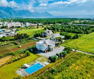 Vista aérea de una villa con resort y piscina. en Mini Home B&B, en Kangle