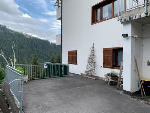a balcony of a house with a view of a mountain at Appartamento Rustico in Candide