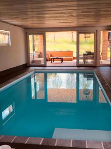 una piscina en medio de una casa en Le Doux Ny, en Stoumont