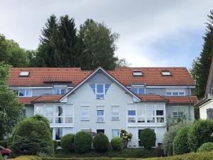 uma casa branca com um telhado vermelho em Ferienwohnung Tetto Piccolo em Bad Säckingen