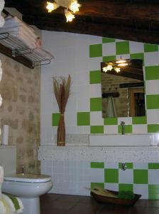 a bathroom with a green and white checkered wall at Casa Rural Sarmiento in Cubillas de Santa Marta