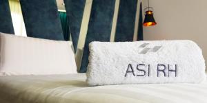 Postel nebo postele na pokoji v ubytování Asi Rooftop Hotel