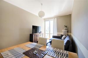 Televízia a/alebo spoločenská miestnosť v ubytovaní Apartament Batory