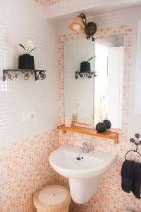 a bathroom with a sink and a mirror and a toilet at Una ventana al mar in Rota