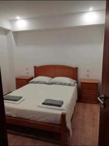 - une chambre avec un grand lit et 2 oreillers dans l'établissement Casa Morgado, à Braga