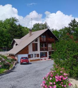 uma casa com um carro estacionado em frente em Le Petit Randonneur em Briançon