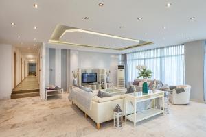 TV a/nebo společenská místnost v ubytování Astris Sun Hotel