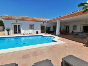 Cette villa dispose d'une piscine et d'une terrasse. dans l'établissement Villa Grande - Cala Golf, à Mijas