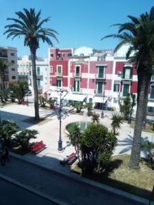 - une vue sur une ville avec des palmiers et des bâtiments dans l'établissement Marconi’ home, à Margherita di Savoia