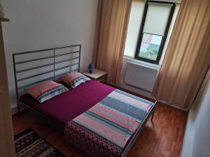 Un pat sau paturi într-o cameră la Natalia Guesthouse