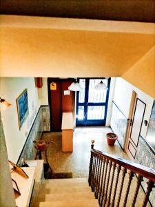 uma vista para um corredor com uma escada num edifício em AB Pension Granada em Granada