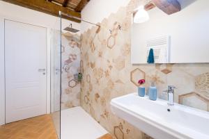 A bathroom at Tenuta La Santissima