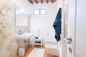 A bathroom at Tenuta La Santissima