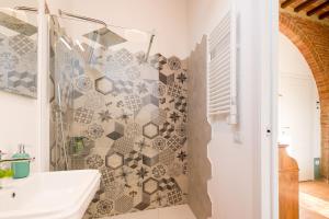 A bathroom at Tenuta La Santissima