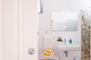 A bathroom at Tenuta La Santissima