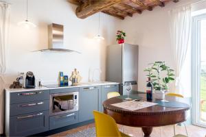 A kitchen or kitchenette at Tenuta La Santissima