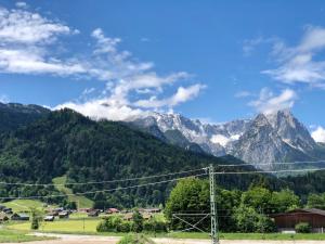 - une vue sur une chaîne de montagnes avec des arbres dans l'établissement Bergsonne, à Garmisch-Partenkirchen