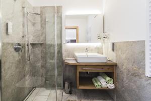 een badkamer met een wastafel en een douche bij Sonnleitn in Laion