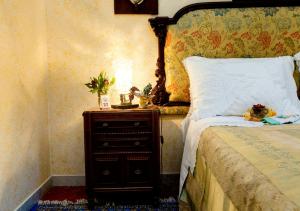 una camera con letto e comodino con lampada di B&B Atmosfere Del Centro Storico a Napoli