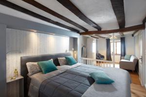 sypialnia z dużym łóżkiem z niebieskimi poduszkami w obiekcie Ferienhaus Olive Tree w mieście Bullay