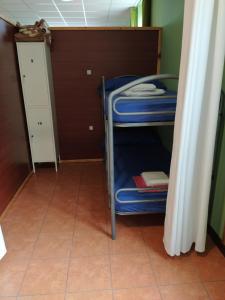 Łóżko lub łóżka w pokoju w obiekcie Albergue O Bordón