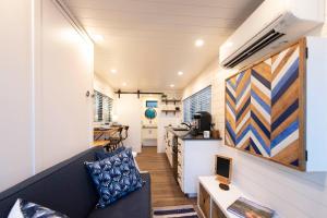 Zona d'estar a The Bluebonnet-Tiny Container Home Country Setting 12 min to Downtown