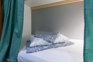 Kapsulny Hostel MOLODOY tesisinde bir odada yatak veya yataklar