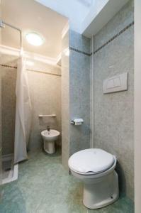 ein Bad mit einem WC und einem Waschbecken in der Unterkunft Casa a San Marco in Venedig