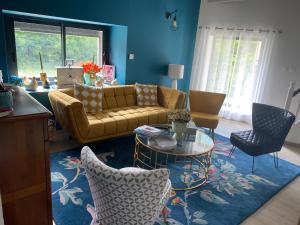 Χώρος καθιστικού στο Maison de vacances contemporaine, plein Périgord pourpre