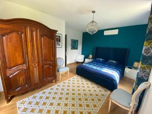 Ένα ή περισσότερα κρεβάτια σε δωμάτιο στο Maison de vacances contemporaine, plein Périgord pourpre